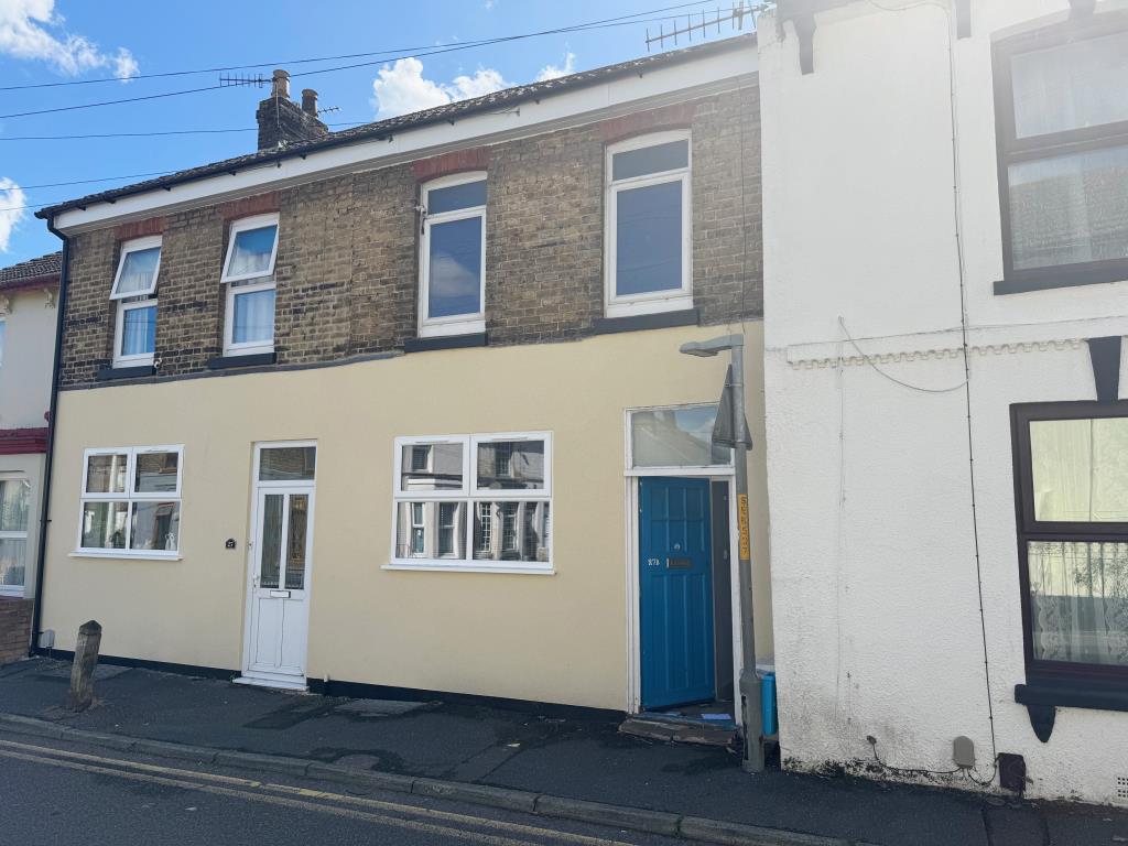 Lot: 121 - TWO-BEDROOM HOUSE FOR IMPROVEMENT - front of property